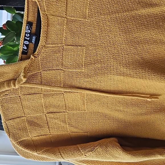 Volcom mustard yellow knitted sweater, with checkboard detail. And large hood. - Picture 3 of 5